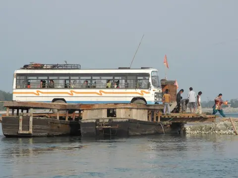 Bus on the Ferry digaru/garay taphra dyü kẽ